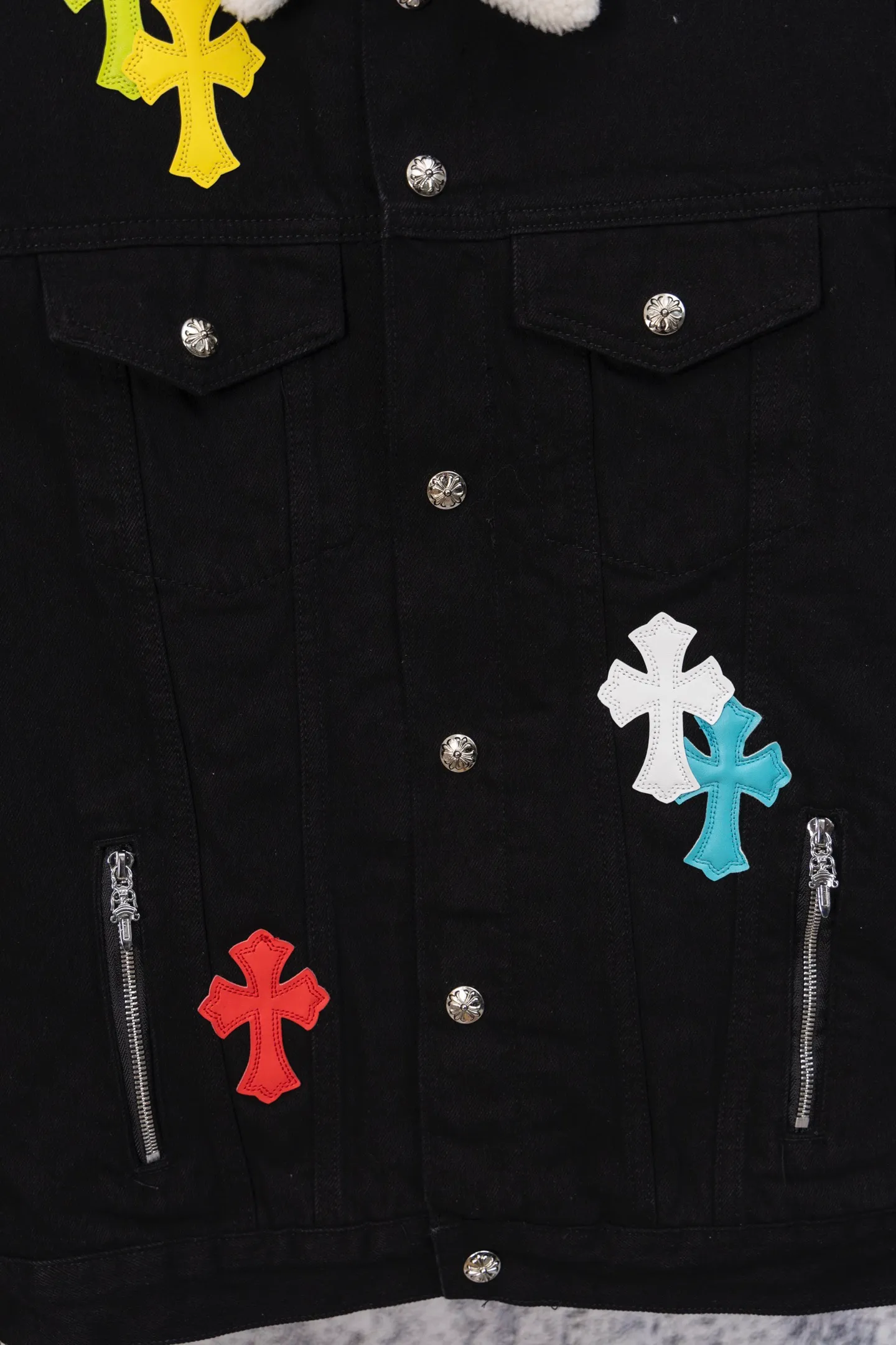 P330 ChromeHearts CH ChromeHearts Lamb Wool Collar Jacket Black Denim Jacket Colorful Cross Patchwork Leather Suede Lamb Wool Lining Fashionable and Personalized Super versatile and good-looking denim jacket Suitable for both men and women A must-have item Packaging Tag Collar Label Washed Wheat Complete Color: Black Size: S-XL